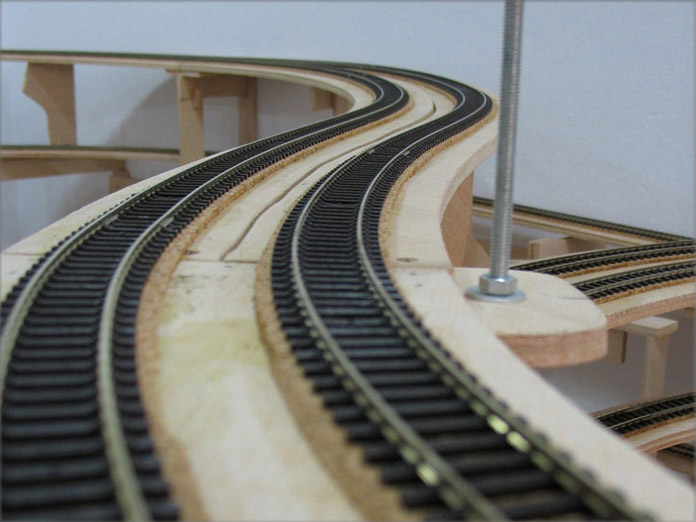 Colocación de vías en maqueta ferroviaria