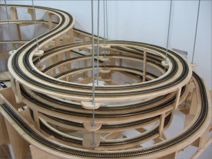 Colocación de vías en maqueta ferroviaria