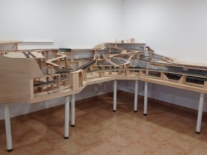 Maqueta de trenes en construcción